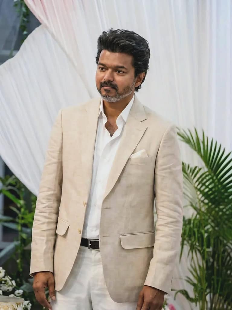 Thalapathy Vijay Divorce Case: पत्नी Sangeetha ने 26 साल बाद दाखिल की अर्जी, Trisha Krishnan के साथ Affair का आरोप, 20 अप्रैल को Court Hearing 1 Thalapathy Vijay Divorce Case