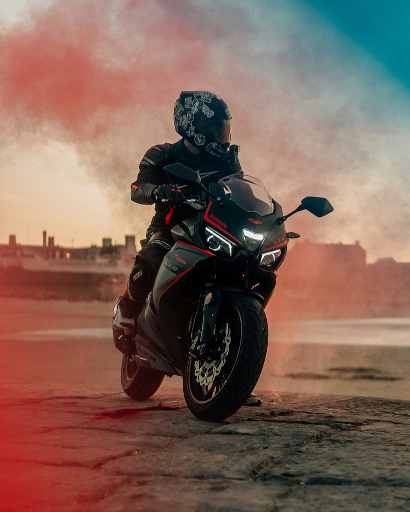 TVS Raider 125 युवाओं की पहली पसंद शानदार माइलेज और स्मार्ट फीचर्स के साथ धमाकेदार बाइक 1 TVS Raider 125
